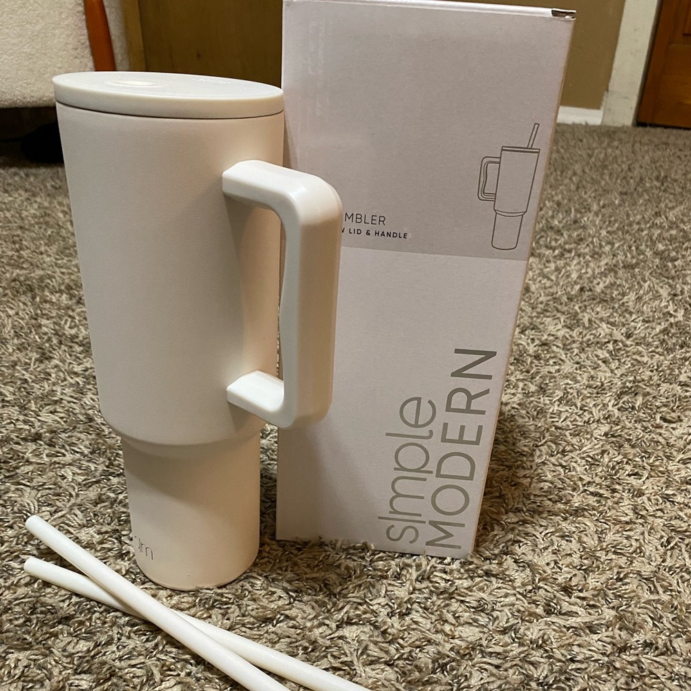 Winter white simple modern 40oz brand new
